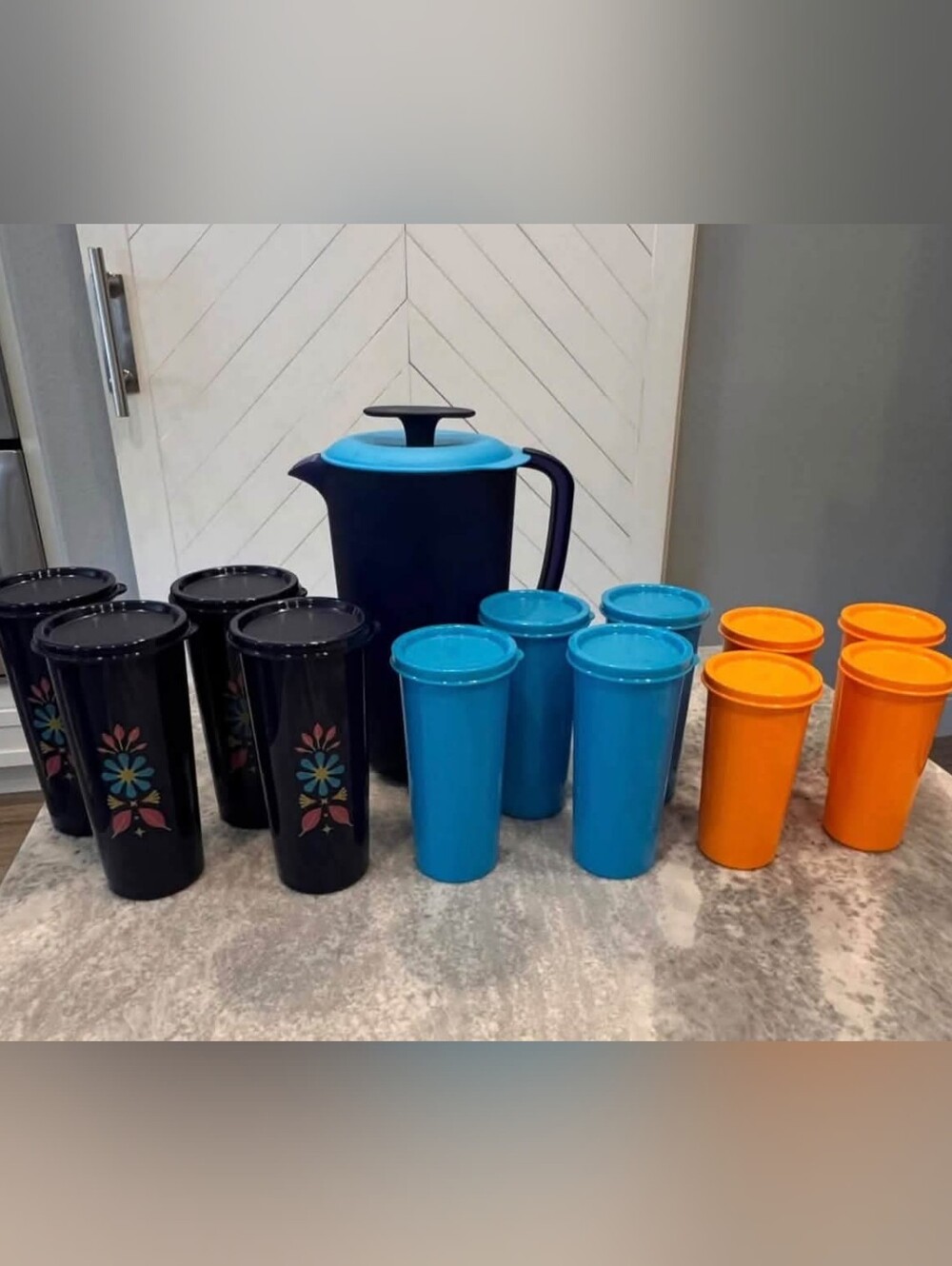 TUPPERWARE PITCHER/12 TUMBLERS/FLAT SEALS